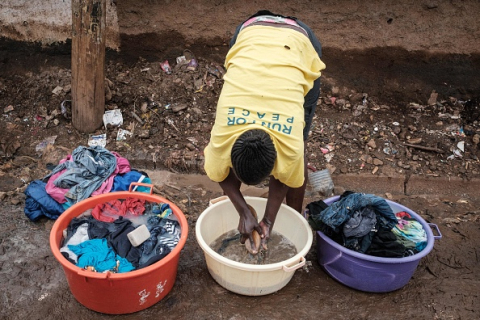 В 2021 году почти 300 миллионов единиц подержанной одежды, экспортированной в Кению, было «сожжено или выброшено»