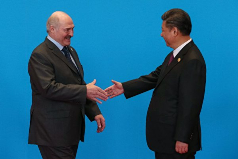 Візит Лукашенка до Китаю може допомогти Пекіну постачати в Росію зброю (ВІДЕО)