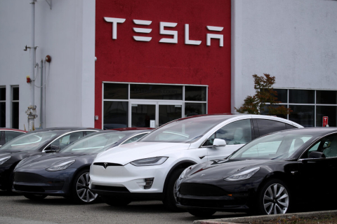 Від Маска чекають новин про дешевий автомобіль Tesla (ВІДЕО)