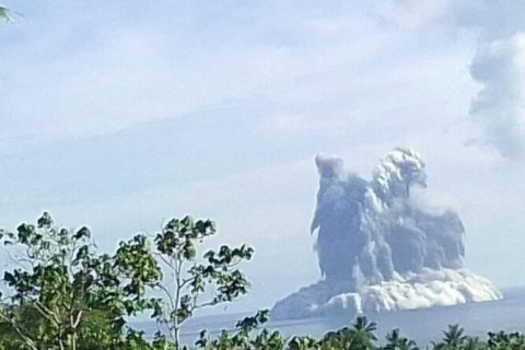 Вануату: виверження підводного вулкану, хвилі цунамі загрожують людям