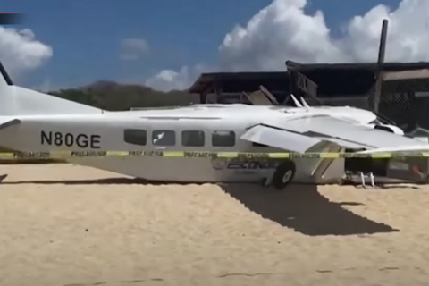 Літак з канадськими парашутистами впав на пляж на півдні Мексики (ВІДЕО)