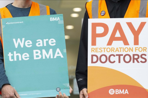 Младшие врачи в Англии начинают новую забастовку из-за спора с правительством о зарплате