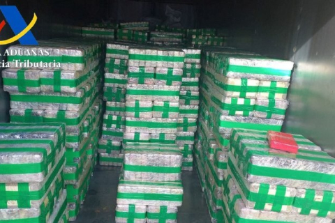 Испанская полиция изъяла 8 тонн кокаина, спрятанного в фальшивом электрогенераторе