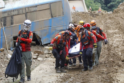 54 людини загинули внаслідок зсуву ґрунту, що накрив золотодобувне селище на півдні Філіппін (ВІДЕО)