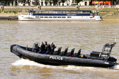 Иммиграционные службы Великобритании отрицают кражу денег у мигрантов, прибывших на «маленьких лодках»