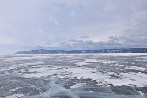 Семь тел найдены после того, как китайский туристический автобус упал в замерзшее озеро в Сибири