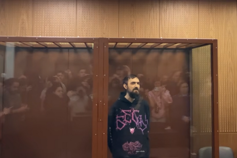 Российский комик, обвиненный в оскорбительных шутках о ветеране войны в Украине, приговорен к шести годам тюремного заключения