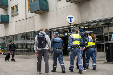 Швеция заставит искателей убежища жить в центрах, еще больше усилив правила