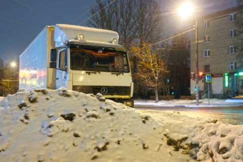Почему все больше людей ночуют в машинах зимой и чем это грозит здоровью