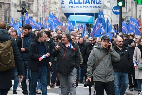 У Парижі та інших містах Франції відбулися масові акції на підтримку поліції (ВІДЕО)