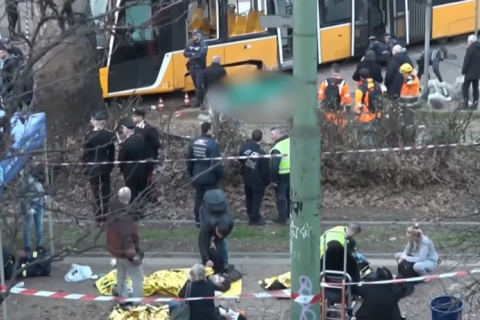 У центрі Мілана зійшов з рейок трамвай, в результаті чого дві людини загинули, 40 отримали травми (ВІДЕО)