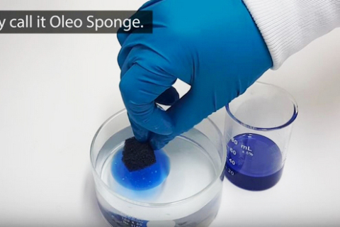 Губка Oleo Sponge очистит мировые океаны от разливов нефти