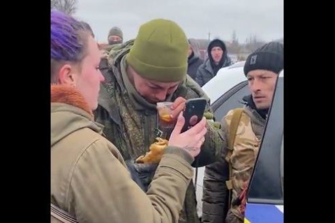 Путін знущається з власної армії. Російський солдат розплакався, коли його нагодували українські мирні жителі (ВІДЕО)