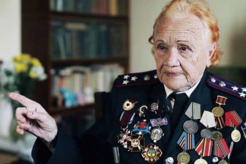 98-летняя женщина попросила оружие, чтобы защитить свою страну от российских захватчиков