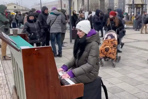 Українська піаністка виконала для біженців на вокзалі "What a Wonderful World"