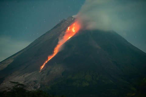 Вулкан Мерапи в Индонезии извергается и выбрасывает расплавленную лаву