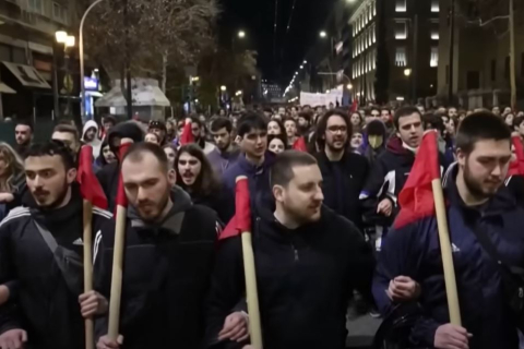 Тысячи людей протестуют в Афинах после смертельного крушения поезда в Греции