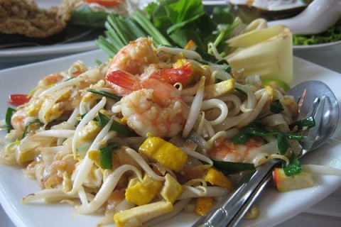 Тайська кухня: рисова лапша з морепродуктами Пад Тай