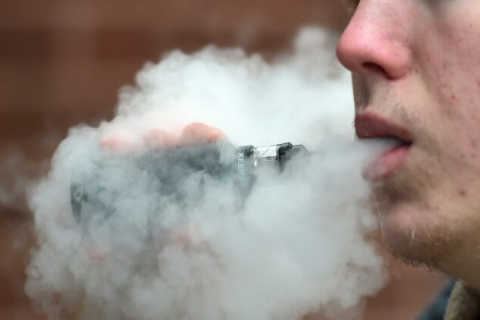 Дослідження: Молоді люди, які курять вейпи, частіше страждають на тривогу і депресію (ВІДЕО)