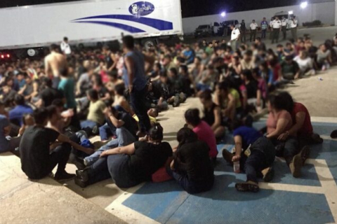 Мексика обнаружила 343 мигранта в брошенном прицепе грузовика