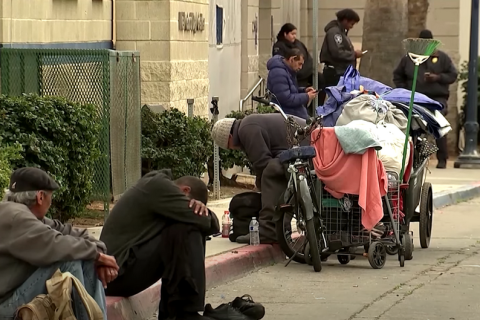 В Калифорнии полиция прогоняет с тротуаров бездомных, пока их права не отстояли в суде