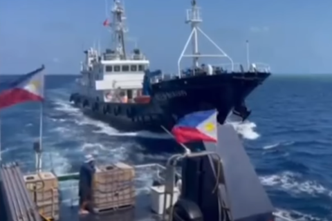Китайський корабель переслідував філіппінське судно постачання (ВІДЕО)