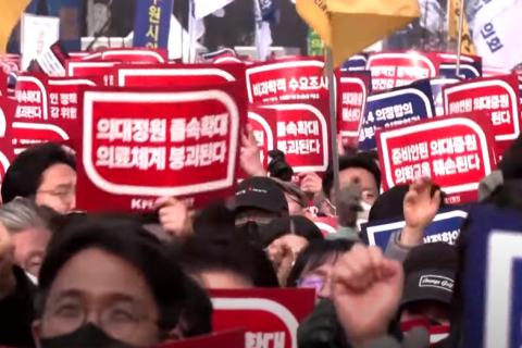 Після протестів Південна Корея підвищить зарплати молодим лікарям (ВІДЕО)