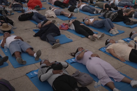 Сотні людей у Мехіко відсвяткували День сну, провівши "масову сієсту" (ВІДЕО)