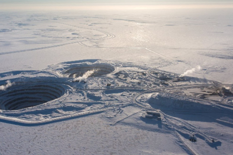 Канадську льодову дорогу до алмазних копалень відкрили пізніше через незвично теплу зиму (ВІДЕО)