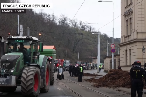 Европейские фермеры протестуют: чешские тракторы сбрасывают навоз на улицы Праги