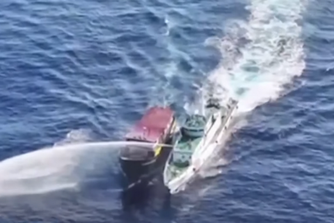 Китайские корабли обстреляли из водометов филиппинский катер, ранены четыре человека