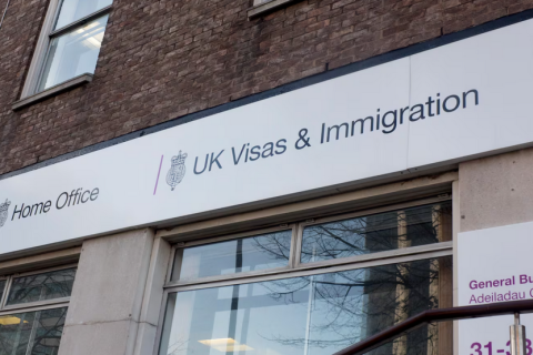 Почти 129 000 человек ожидают первоначального решения о предоставлении убежища в Великобритании, согласно данным