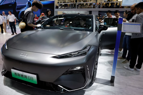 Китайська компанія Geely представила нову інтелектуальну систему водіння