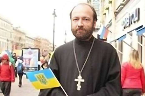 Російського священика заарештовано за фотографію 2014 року з українським прапором