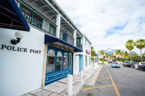 Багамский полицейский обвинен в убийстве гражданина США