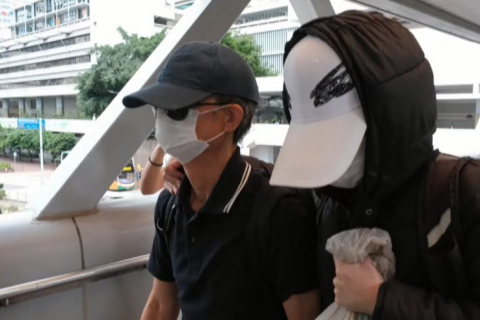 У Гонконгу батька розшукуваної активістки засудили за «Статтею 23» (ВІДЕО)