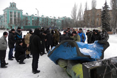 В Днепропетровской области повалили ещё один памятник Ленину 