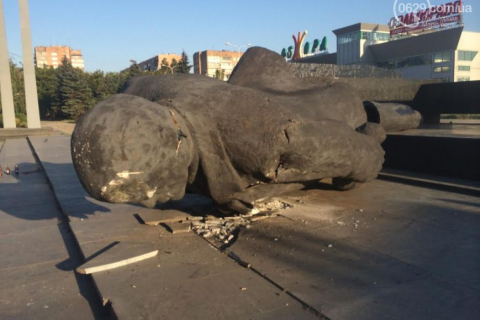 В Мариуполе снесли «главного» Ленина