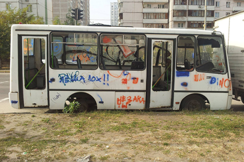 Із дворів столиці приберуть давно покинуті авто