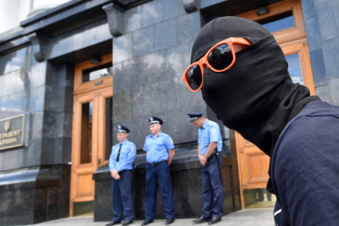 Киевской милиции разрешили обыскивать подозрительных лиц и их автомобили