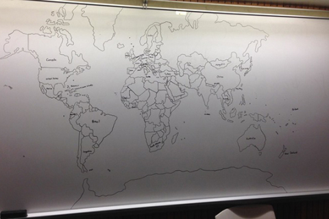 Хлопчик-аутист намалював на шкільній дошці карту світу чудової точності