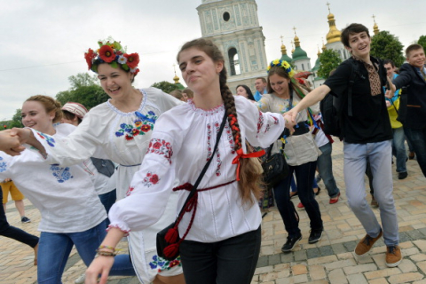 Треть украинцев не хотела бы иметь вышиванку