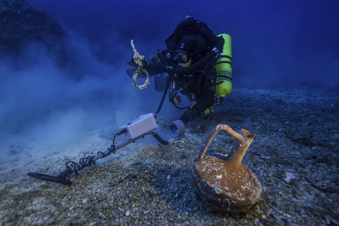 Археологи-дайвери піднімають речі із «прадавнього Титаніка»