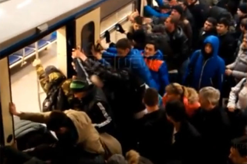 В московском метро пассажиры спасли старушку, раскачав вагон