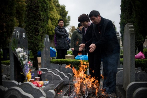 Плакальщик на могиле предков в Китае стоит $16