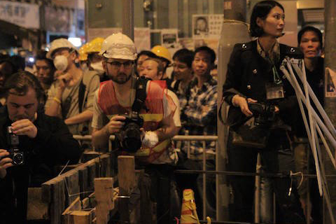Под зонтиком: подборка фото гонконгского движения «Займём центр»
