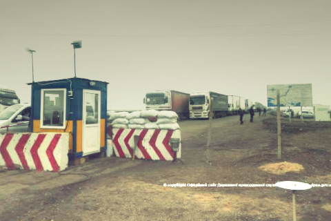 Велика черга вантажівок застрягла на виїзді з Криму