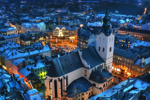 Новогодний ажиотаж: во Львове почти не осталось свободных мест