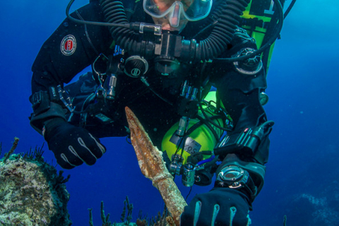 Археологи-дайверы поднимают со дна сокровища древнегреческого «Титаника»