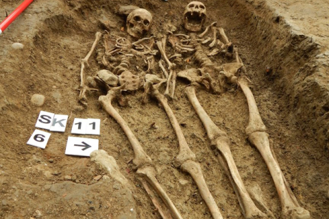 В Англии обнаружили захоронение с обнимающимися скелетами